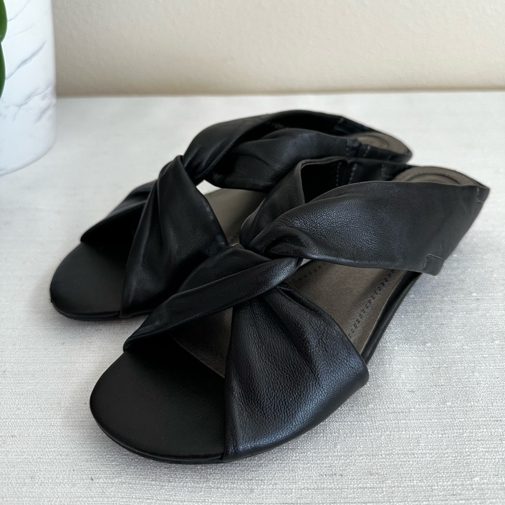 New Trotters Black Leather crisscross Low Wedge Slide Sandals Women’s 7M